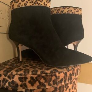 Gorgeous Nicole Miller Genuine Suede black & Cheetah print Bootie…runs small
